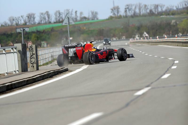 Silnice přes vodní nádrž Nové Mlýny mezi Strachotínem a Věstonicemi byla několikrát uzavřená kvůli natáčení reklamního spotu firmy Redbull. Cestu několikrát prolétla závodní rychlostí formule 1.