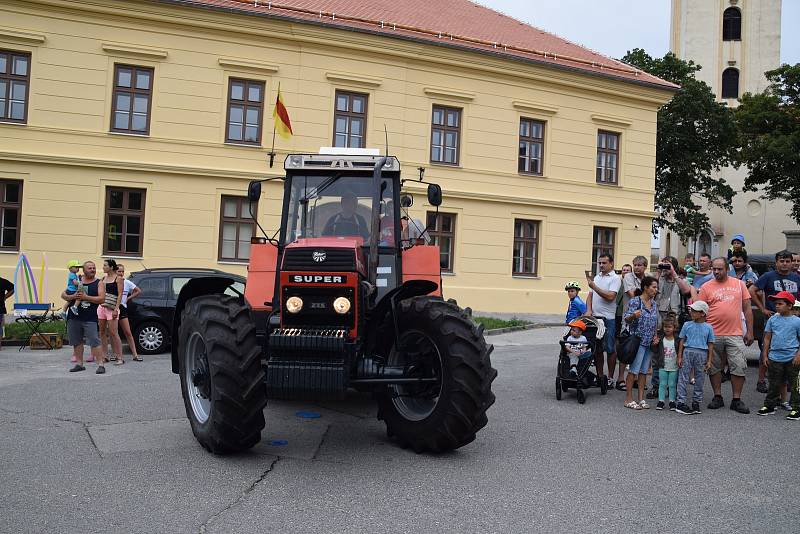 V Podivíně měli sraz majitelé továrních i doma vyrobených traktorů