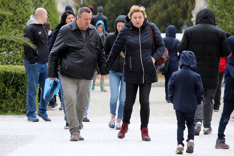 Trávník na zámku ve Valticích ozdobila velikonoční vejce, na zámecké louce se uskutečnil rokokový piknik.