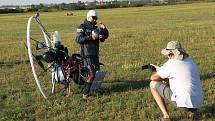 Nebe nad Břeclaví patří od soboty paraglidistům. Na tamním letišti se koná mistrovství Evropy v motorovém paraglidingu.