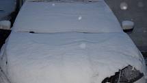 V Břeclavi a okolí napadl první sníh. Zasypal auta i jízdní kola.