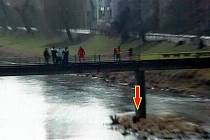 Mladý muž skočil z břeclavského Fučíkova mostu do Dyje. Na břeh ho vytáhli hasiči spolu se strážníky.