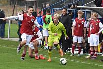 Česká reprezentace U15 (v zeleném) remizovala v Lanžhotě s Rakouskem 2:2.