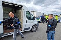 Krátce po poledni byla při namátkové kontrole na D2 u Slovenských hranic zastavena dodávka, ve které se tísnilo 31 migrantů.