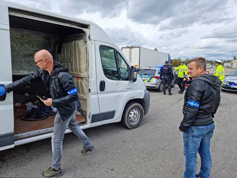 Krátce po poledni byla při namátkové kontrole na D2 u Slovenských hranic zastavena dodávka, ve které se tísnilo 31 migrantů.