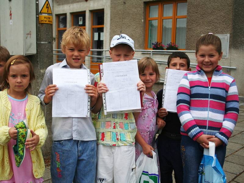 Po pěti letech dostávaly vysvědčení i děti v ladenské škole.