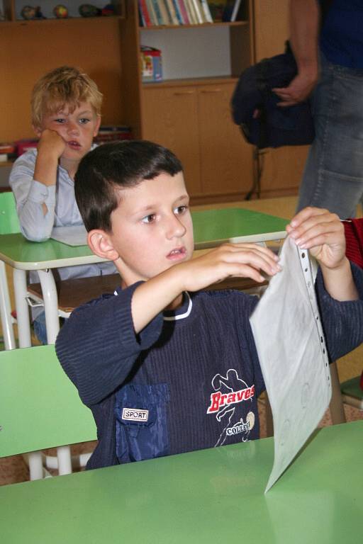 Po pěti letech dostávaly vysvědčení i děti v ladenské škole.