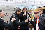 Svatomartinská vína ochutnali lidé také ve Valticích.