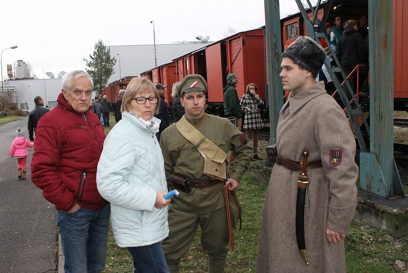 Legionářské muzeum na kolejích, takzvaný Legiovlak, si v areálu břeclavské společnosti Fosfa prohlédly davy lidí. Jedenáct zrekonstruovaných vagonů představuje život a boj českých a slovenských legionářů v Rusku v letech 1918 až 1920. 