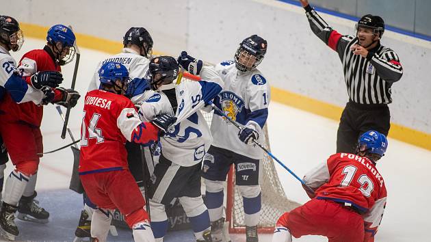 Čeští hokejisté (v červeném) porazili v semifinále Hlinka Gretzky Cupu hráčů do 18 let v Břeclavi Finsko 8:2.