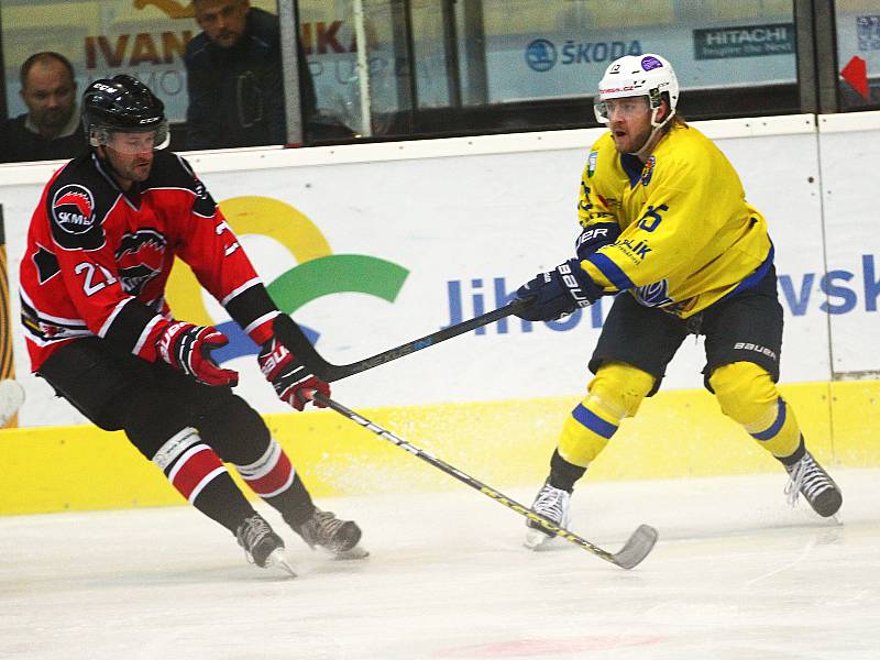 V předehrávce 3. kola krajské ligy prohráli Lvi Břeclav (ve žlutém) doma s Minervou Boskovice 3:8.