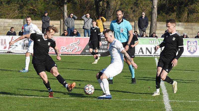 Fotbalisté Lanžhotu (v bílých dresech) porazili v derby Břeclav 2:0.