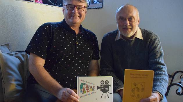 Milan Kocmánek (vlevo) a Leopold Králík vydávají Bez záruky druhý lanžhotsko-český slovník. Kreslíř Kocmánek navíc vydává knížku svých barevných vtipů z filmového prostředí.