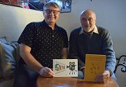 Milan Kocmánek (vlevo) a Leopold Králík vydávají Bez záruky druhý lanžhotsko-český slovník. Kreslíř Kocmánek navíc vydává knížku svých barevných vtipů z filmového prostředí.