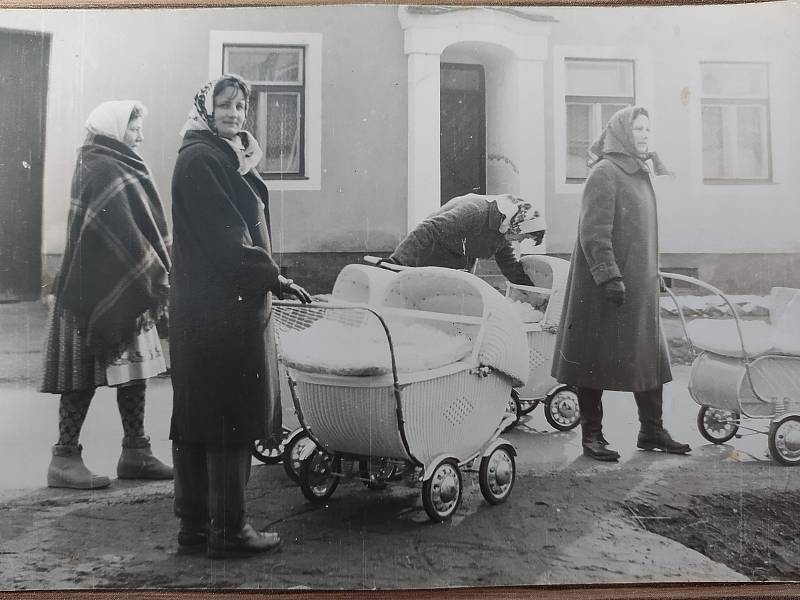 Obrázky ze života v Kosticích. Na procházce s kočárky. Rok 1962.