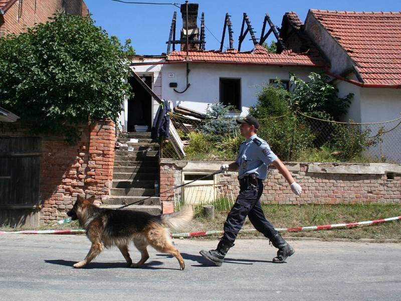 Požár rodinného domku ve Velkých Hoštěrádkách.