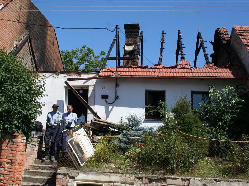 Požár rodinného domku ve Velkých Hoštěrádkách.