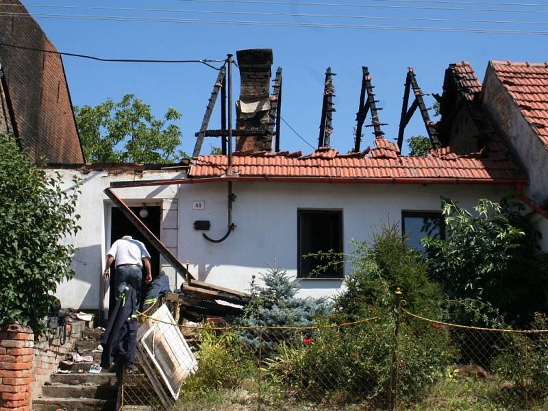 Požár rodinného domku ve Velkých Hoštěrádkách.