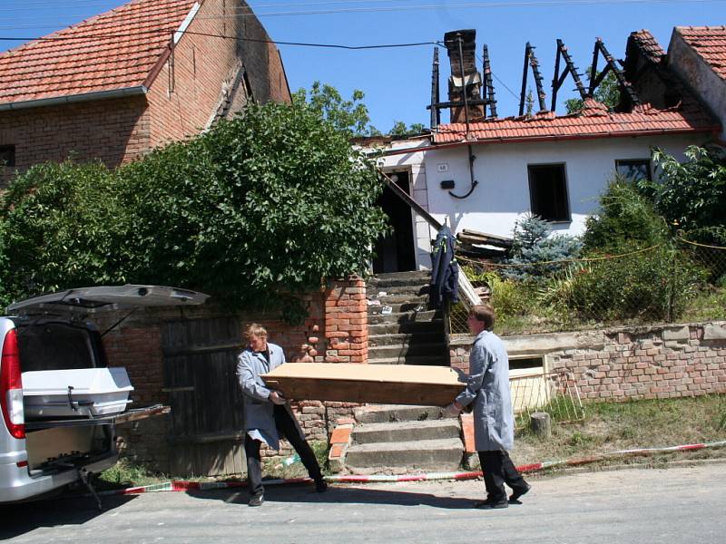 Požár rodinného domku ve Velkých Hoštěrádkách.