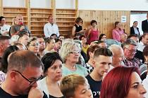 Prezidentská návštěva na jihu Moravy pokračuje. Petr Pavel navštívil Hrušky. Lidé čekají na jeho příjezd.