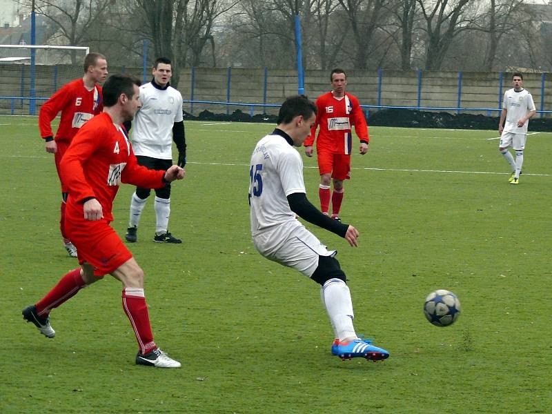 Břeclavští fotbalisté (v bílém) přišli o vítězství s Líšní v samém závěru.