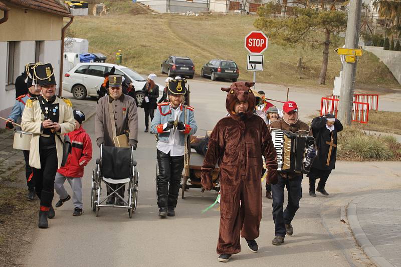 Ve Starovicích pochovali basu. Už podruhé.