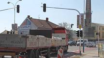 Dělníci mění zastaralé semafory na hlavním tahu Břeclaví. Nahrazují je moderními s kamerami.