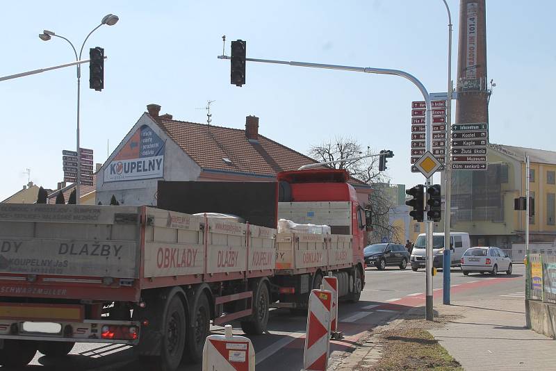 Dělníci mění zastaralé semafory na hlavním tahu Břeclaví. Nahrazují je moderními s kamerami.