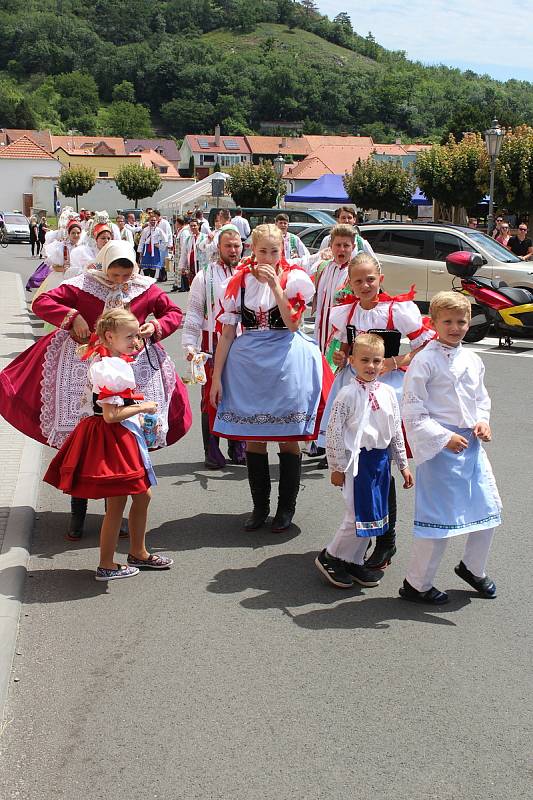 Mikulov ovládly hody. V krojích šly i děti.