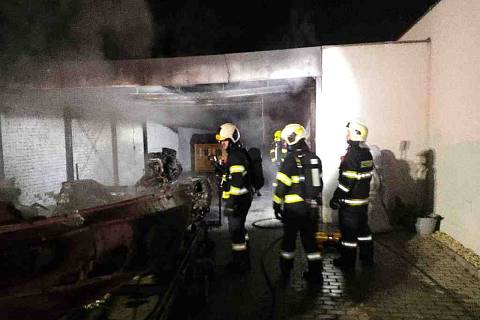 Hasiči v noci na čtvrtek likvidovali požár lodi a části domu v Milovicích.