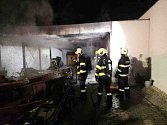 Hasiči v noci na čtvrtek likvidovali požár lodi a části domu v Milovicích.