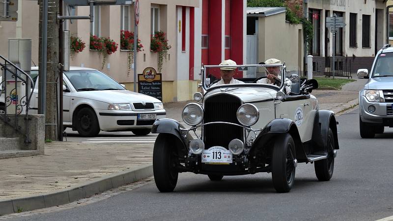 Účastníci tradiční jízdy historických automobilů 1000 mil československých projeli ve čtvrtek Lanžhotem.