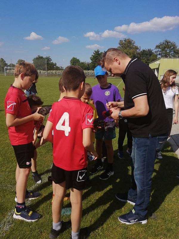 Slavnostního odpoledne ve Valticích a předání šeku z charitativní akce Hrajeme pro Aleše se zúčastnil také fotbalový internacionál Horst Siegl.