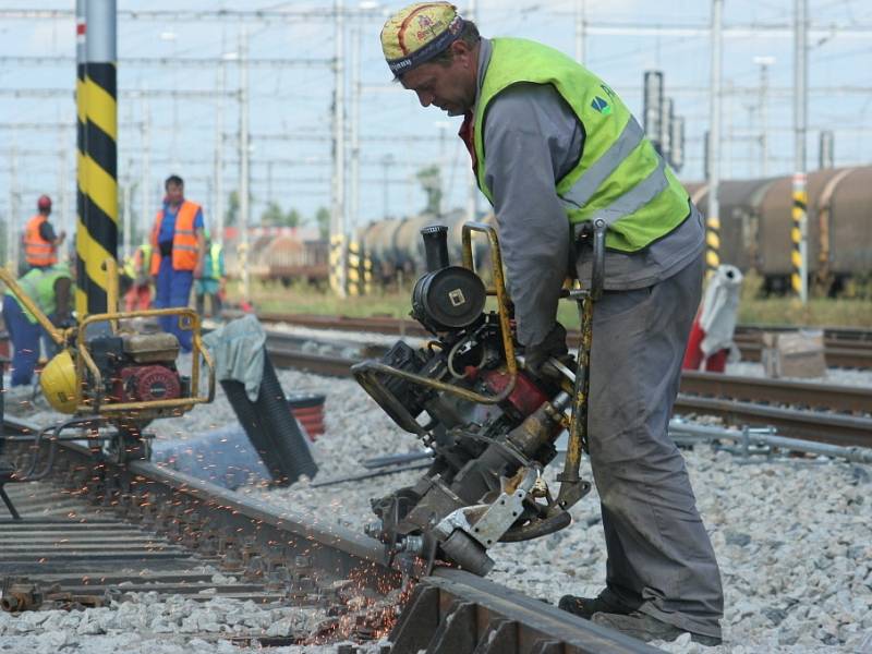 Rekonstrukce břeclavské železniční stanice postoupí začátkem června do další fáze. Ve střední části stanice létaly od kolejí jiskry i v pondělí. Stavebníky při tom míjely vlaky.