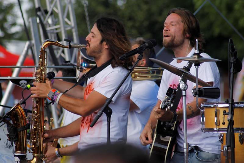 Svůj vlastní letní festival „oprášila“ po dvou letech populární kapela Kryštof. První letošní Kryštof Kemp zažil v sobotu vyprodaný mikulovský amfiteátr. Richard Krajčo zpíval, hrál na kytaru a bavil.