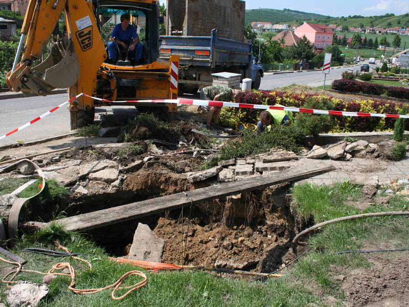 Kus zelené předzahrádky je pryč.