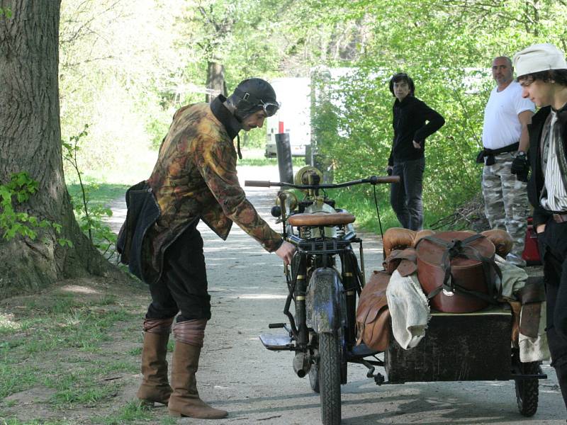 Filmový štáb obsadil na pár dní zámecký park v Lednici. Důvodem bylo natáčení nové pohádky s názvem Šťastný smolař. 