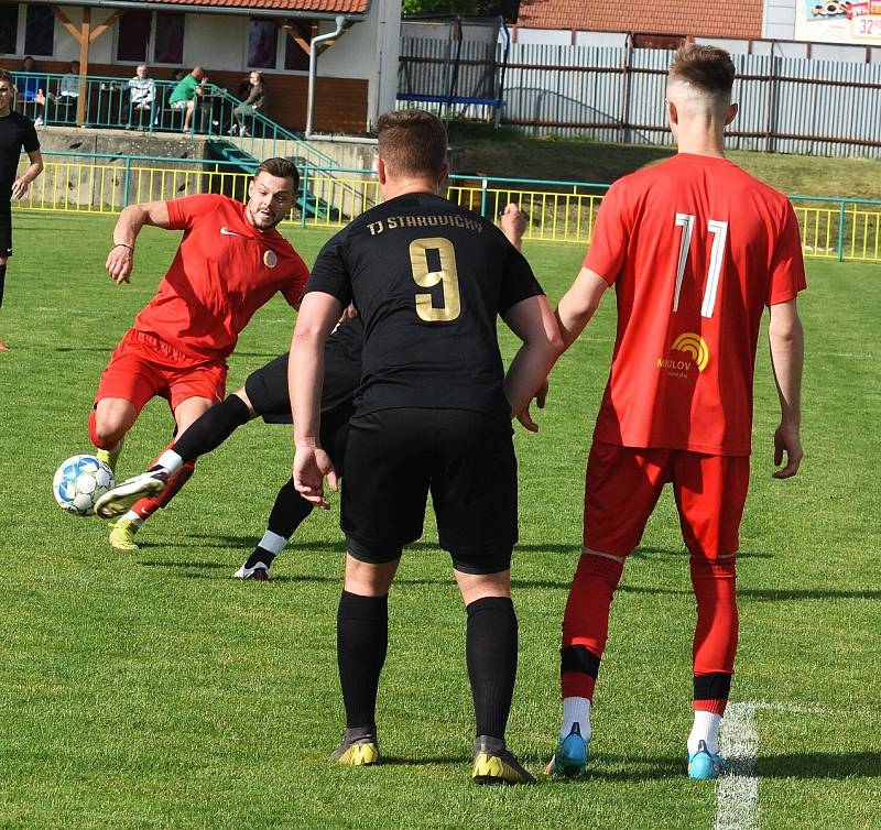 Fotbalisté Mikulova (v červených dresech) porazili spojené mužstvo Velkých Pavlovic B a Staroviček 2:1.
