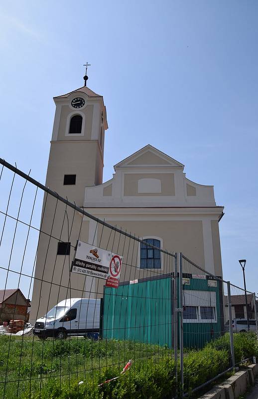 Dva roky od ničivého tornáda si v neděli připomenou lidé v Moravské Nové Vsi. Připravená je slavnost spojená s žehnáním opravenému kostelu