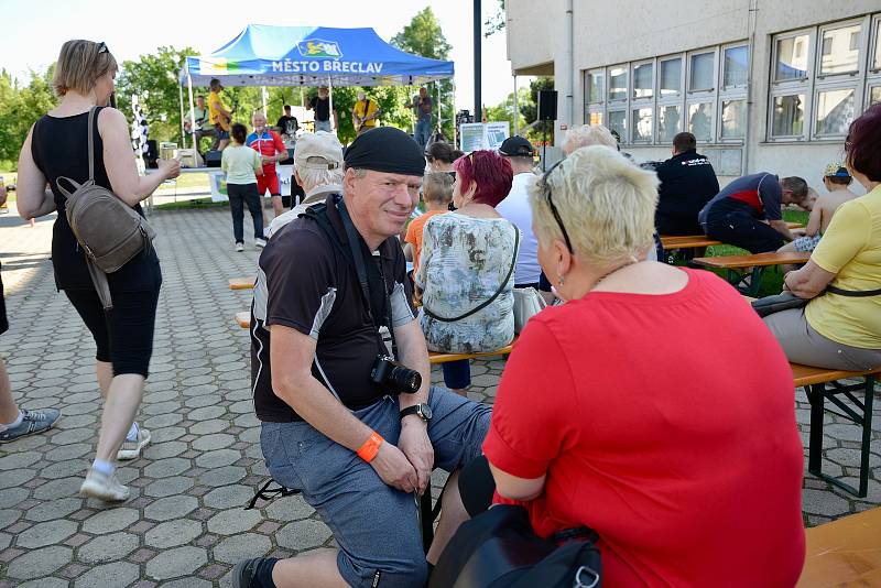 Příjemné sobotní počasí vytáhlo mnoho výletníků na letošní otevírání Lichtenštejnských stezek na Břeclavsku.