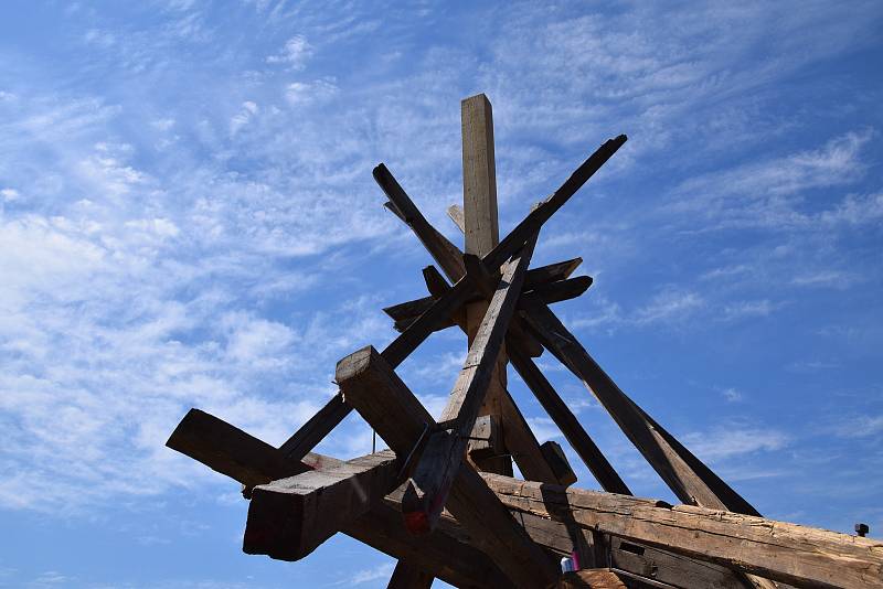 Akademický sochař Michal Blažek navrhl vzhled památníku k ročnímu výročí řádění tornáda na Břeclavsku a Hodonínsku. Tvořený je trámy ze zničených či poškozených domů. Aktuálně jej dokončuje na deset dobrovolníků.