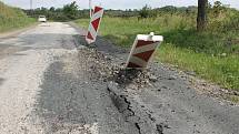 Silnice třetí třídy ze Sedlece směrem na Bulhary je rozbitá po častém průjezdu kamionů v letních měsících. Ty tudy jezdí kvůli opravě hlavní silnice ze Sedlece na Mikulov.