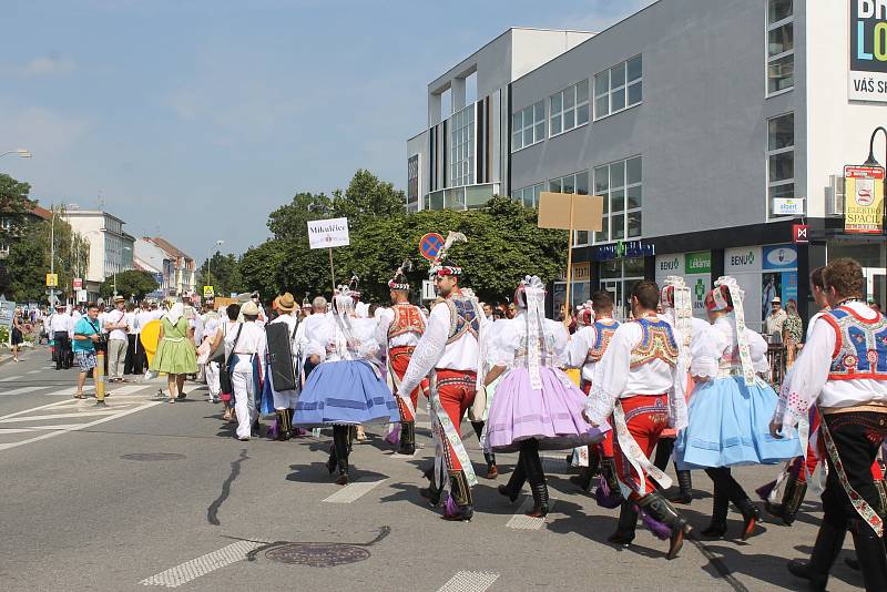 V sobotním průvodu po Břeclavi na třetím ročníku Setkání přátel jižní Moravy prošly až stovky krojovaných, dokonce i hosté ze Slovenska.