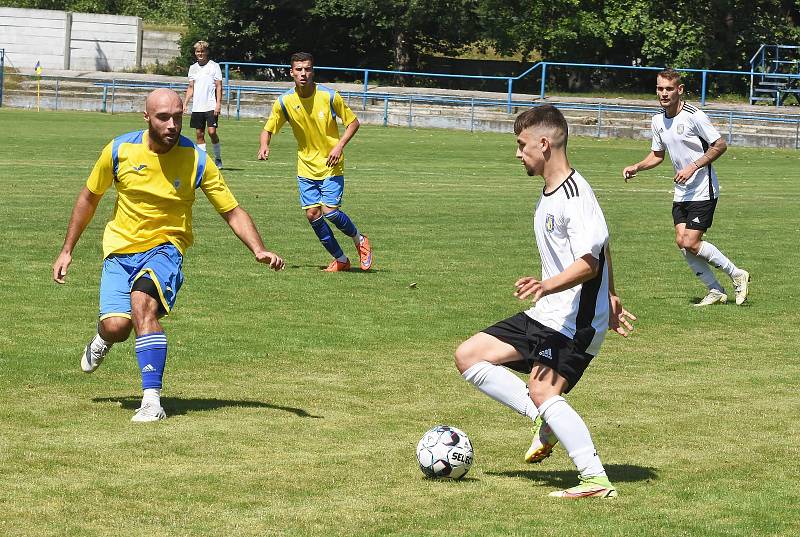 Břeclavští fotbalisté (v bílých dresech) zahájili letní přípravu výhrou nad Ivančicemi.