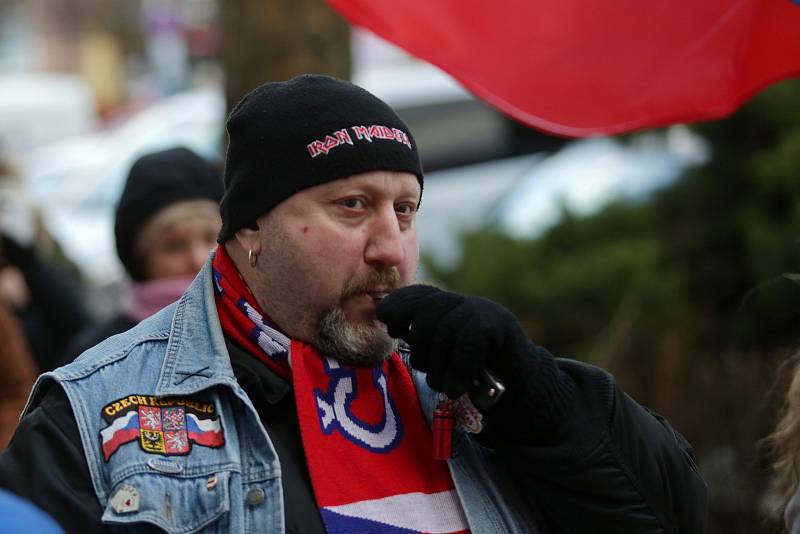 Několik stovek lidí prošlo Břeclaví na demonstraci proti novele pandemického zákona.