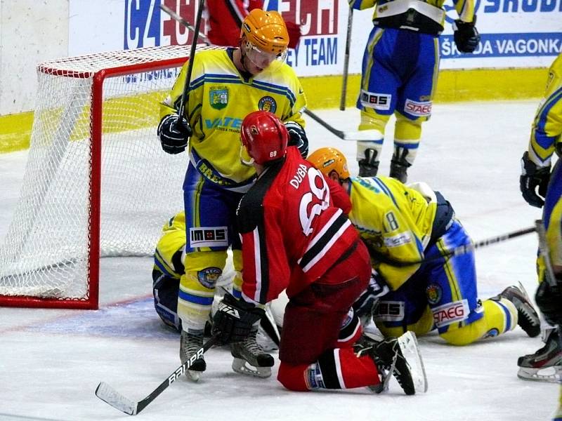 Břeclavští hokejisté (ve žlutém) zdolali Prostějov až po nájezdech.