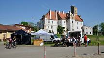 Příjemné sobotní počasí vytáhlo mnoho výletníků na letošní otevírání Lichtenštejnských stezek na Břeclavsku.