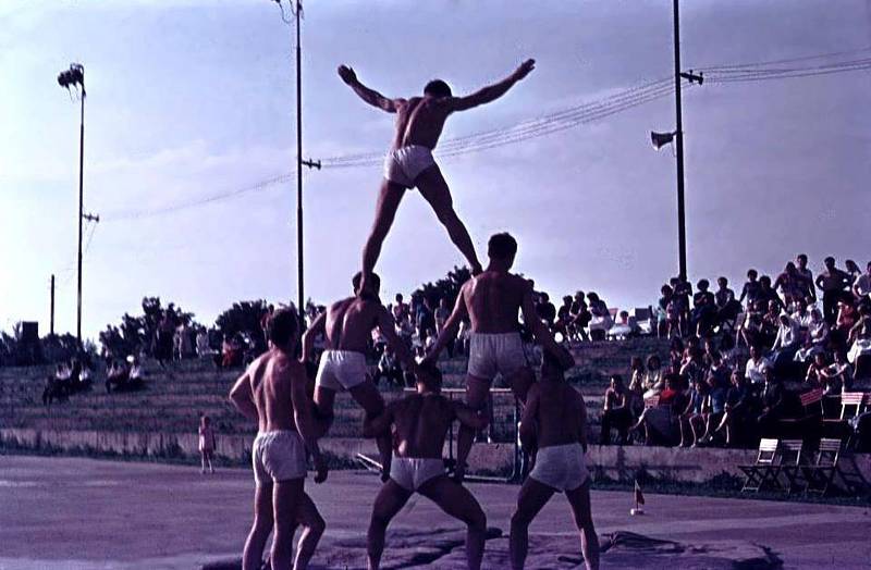 CVIČENÍ V LANŽHOTĚ. V roce 1965 předcházelo III. celostátní spartakiádě také cvičení na stadionu v Lanžhotě.