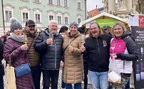 Na Bílou sobotu se do Mikulova na Břeclavsku sjely stovky lidí. Velikonoce tam oslavili u sklenky vína na jarmarku.