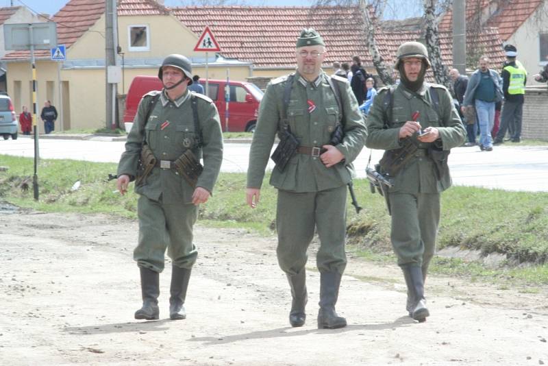 Ve Starovičkách se opět objevil sovětský tank. Bojoval proti vojakům wehrmachtu.